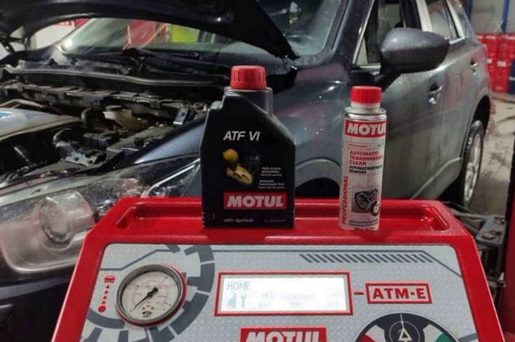 Будем использовать Motul ATF VI и очиститель Motul для АКПП. Аппарат для замены масла Motul Evo