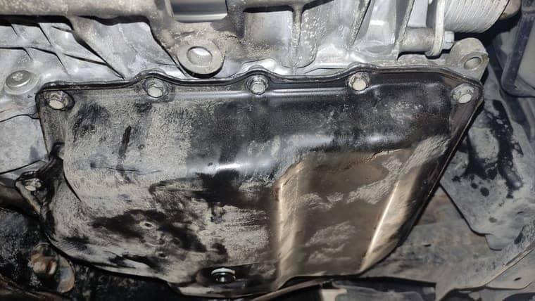 Меняем фильтр АКПП и устанавливаем поддон коробки на место. Момент затяжки болтов 8 Нм. Так же закручиваем сливную пробку картера коробки с моментом 35 Нм.