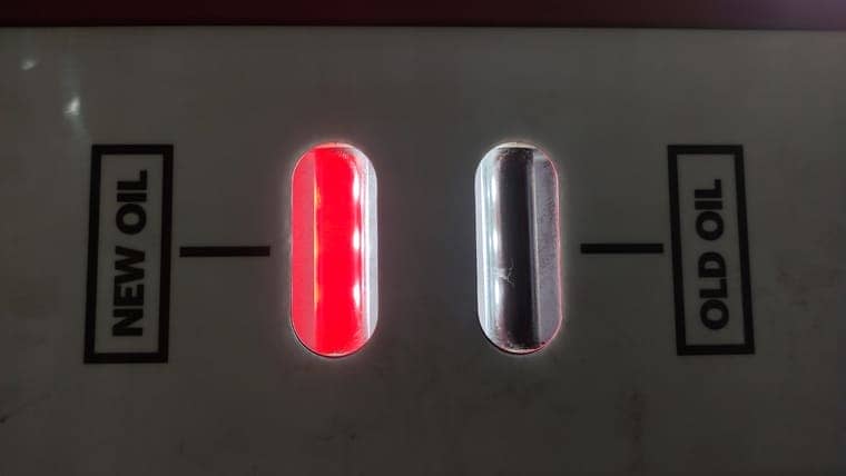 Заправляем 3,5 литра нового масла в картер АКПП. (Старого масла слилось в районе 3,5 литров).