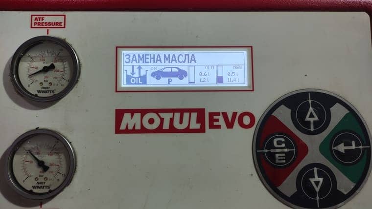 Устанавливаем программу замены масла в АКПП и запускаем двигатель автомобиля. Начинается процесс замещения старого масла новым.