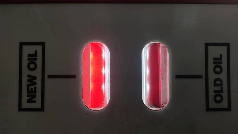 Постепенно масло на выходе и АКПП начинает светлеть. Когда цвет масла в смотровых колбах сравняется, замена масла завершена.