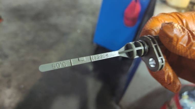 В АКПП данного автомобиля имеется щуп для проверки уровня масла. Процедура выполняется на запущенном двигателе. Температура масла трансмиссионной жидкости – 50 градусов.