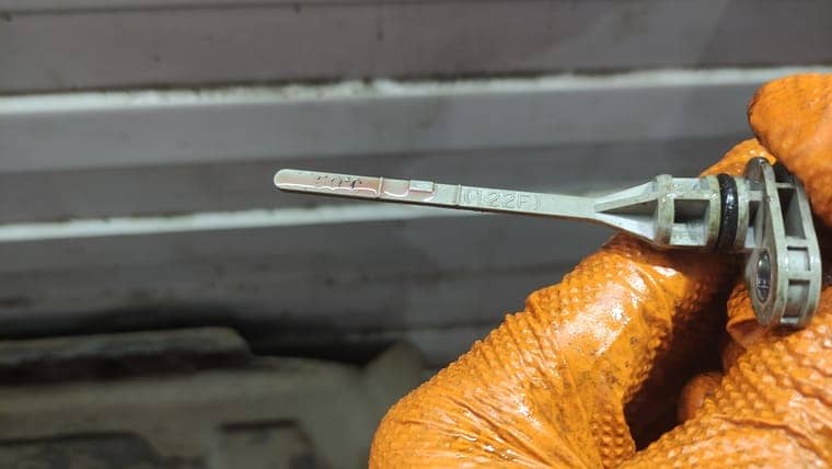 Уровень трансмиссионной жидкости должен быть между отметок MIN и MAX(горизонтальные линии на щупе). При 50 градусах – середина между меток. У нас уровень чуть выше середины, так как температура 52 градуса. По мере прогрева АКПП уровень масла растет, так как трансмиссионная жидкость при нагреве расширяется. Работы по замене масла завершены.