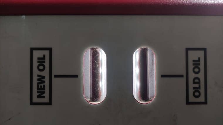 Подключаем установку для замены масла и запускаем двигатель автомобиля. Трансмиссионная жидкость циркулирует по установке. Через смотровые окна оцениваем состояние масла. Масло темное, его пора заменить. Сказывается недостаточное охлаждение трансмиссионной жидкости.