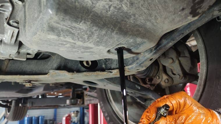 Откручиваем сливную пробку и сливаем старое масло из картера АКПП.