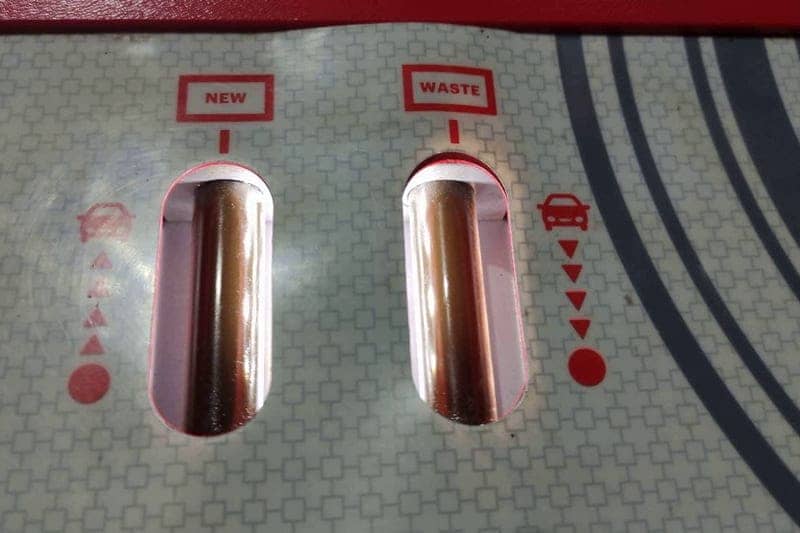 Сначала этап фильтрации. Масло циркулирует через установку, а мы оцениваем его качество. Кроме того, соберем лишние загрязнения из коробки