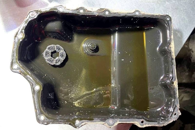 На демонтированном поддоне видна металлическая стружка. Коробке пришлось нелегко. Но попробуем…