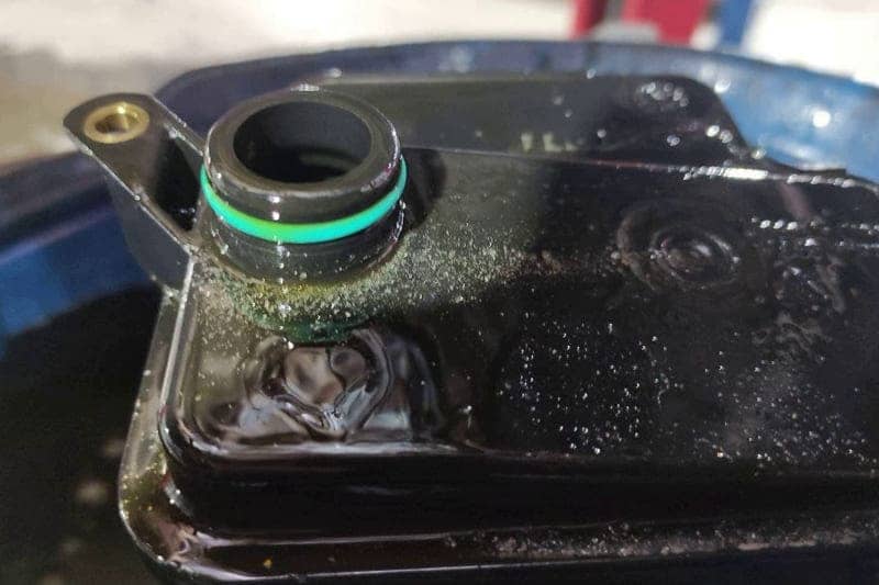 Стружка также видна на демонтированном фильтре