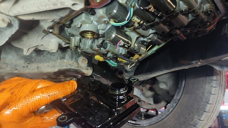 Откручиваем 3 болта крепления трансмиссионного фильтра и снимаем старый фильтр АКПП.