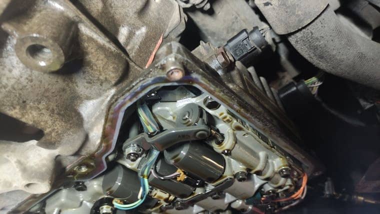 При снятии поддона коробки сломался болт. Это происходит довольно часто на АКПП этого типа. Под дистанционную втулку прокладки поддона АКПП попадает влага и болт в этом месте сгнивает.