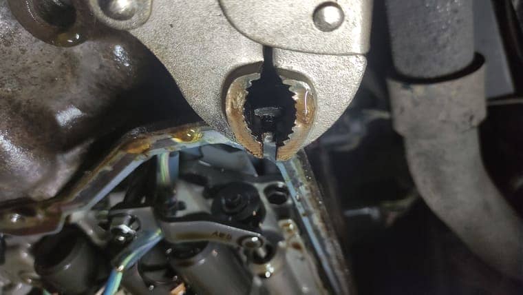 Повезло, что болт обломился не заподлицо и есть доступ к остатку болта. Извлекаем остаток болта. Аккуратно газовой горелкой прогреваем болт и зажимами выкручиваем. Бывает так, что приходится высверливать старые болты и перерезать резьбу. На такие дополнительные работы сложно спрогнозировать время и трудозатраты. На извлечение этого болта мы потратили полчаса.