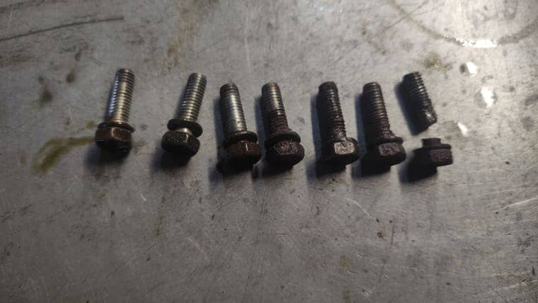 Старые болты поддона коробки. Часть из них сильно коррозировали и использовать их повторно нельзя. 4 болта подлежат замене.