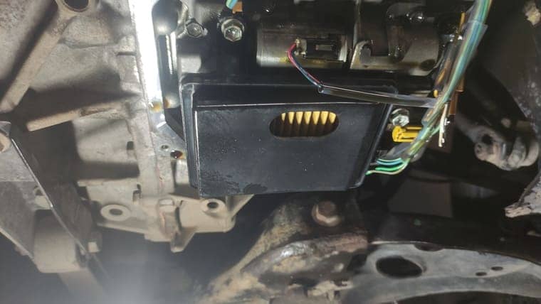 Устанавливаем новый фильтр с новым уплотнительным кольцом. Момент затяжки болтов крепления фильтра 11 Нм.