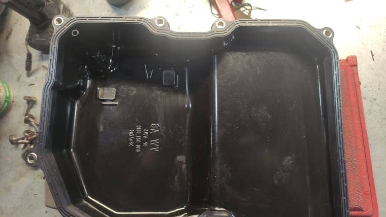 Очищаем поддон, магниты в поддоне. Устанавливаем новую прокладку.