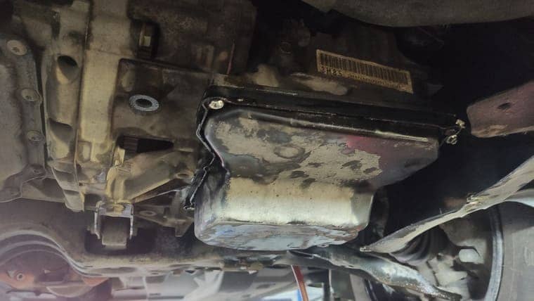 Устанавливаем поддон на свое место. Момент затяжки болтов крепления поддона 7 Нм.