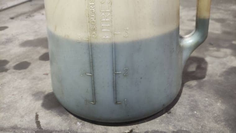 Измеряем объем слитого с картера коробки масла. Слилось примерно 2,8 литра. В сухую коробку заливают в районе 7,5 литров. Старого масла в коробке осталось примерно 4,7 литра.