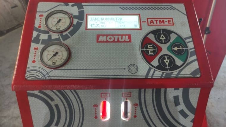 Заправляем масло в картер АКПП, запускаем двигатель автомобиля и начинаем аппаратную замену.