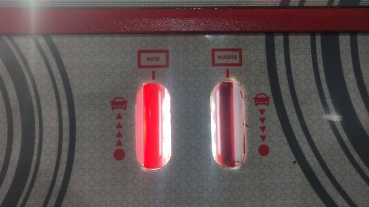 Постепенно масло на выходе из АКПП начинает светлеть (правое смотровое окно), коробка промывается новым маслом.