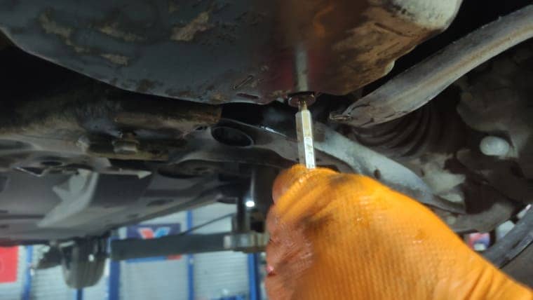 Дожидаемся отдельных капель и затягиваем пробку. Момент затяжки 27 Нм. Масло в АКПП заменено.