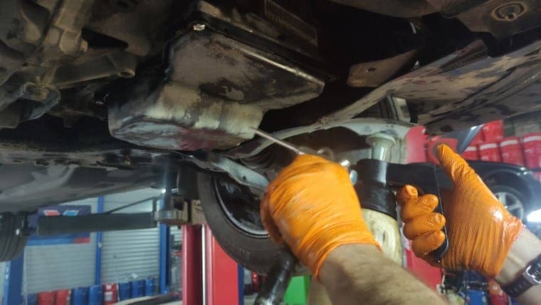 После завершения работ убираем следы старого масла и технических жидкостей. Все соединения должны быть сухими и чистыми.