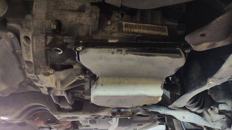 АКПП 09G (TF60-SN) одна из первых 6‑ступенчатых автоматов в мире. Разработана компанией AISIN специально для концерна VAG. Перед подключением установки обильно смачиваем жидким ключом болты крепления поддона АКПП. Исходя из опыта, болты сильно коррозируют и могут ломаться при снятии поддона коробки.