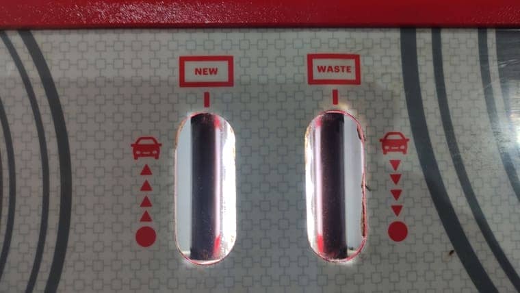 Подключаем установку для замены масла и запускаем двигатель автомобиля. Трансмиссионная жидкость циркулирует по установке. Через смотровые окна оцениваем состояние масла. Масло темное, но мы ожидали увидеть более черный цвет за такой пробег.