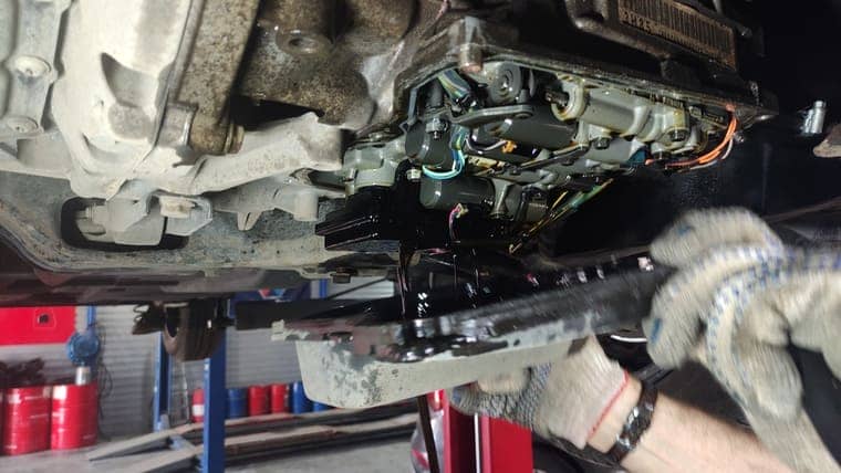 Откручиваем 7 болтов крепления поддона АКПП и снимаем поддон.