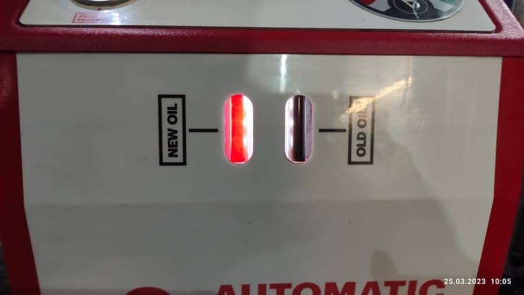 Процесс замены полностью автоматизирован. Контролируется слив старого и подача нового масла.