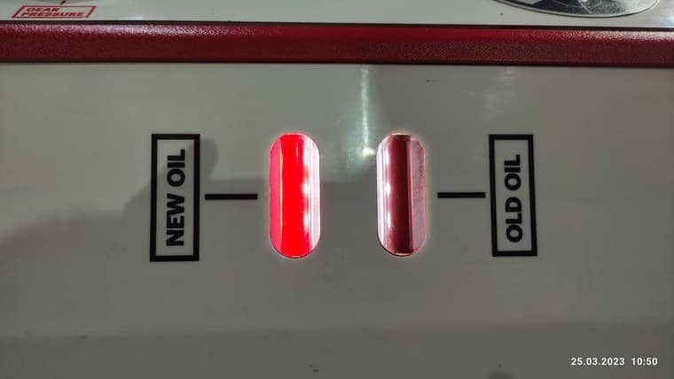 Масло на выходе из коробки начинает светлеть, коробка промывается.