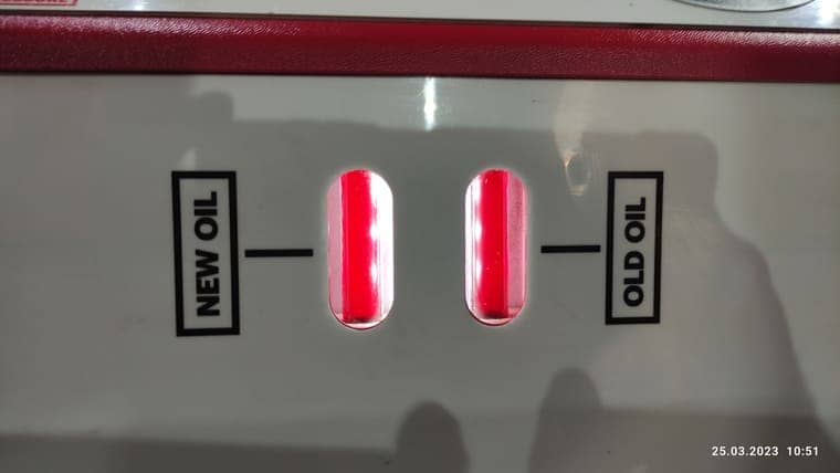 Замена масла завершена. Цвет масла на выходе из коробки такой же как на входе.