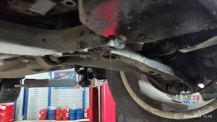 На запушенном двигателе проходим по передачам, задерживаясь на 1,5 – 2 секунды на каждой передаче. Откручиваем контрольную пробку. Излишки масла стекают.