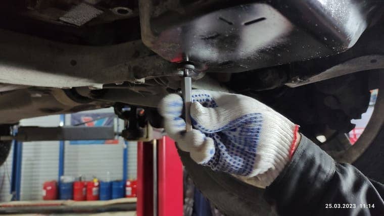 Закрываем контрольную пробку. Работы по замене масла в автоматической трансмиссии завершены.