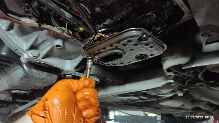 Масляный фильтр в этой АКПП сетка в металлическом корпусе с пробковым уплотнением между фильтром и гидроблоком. Повторная установка старого фильтра не рекомендуется. Нарушается герметичность соединения.