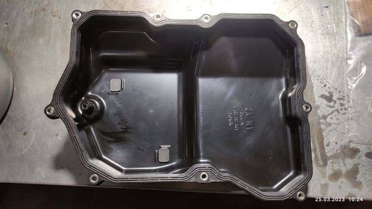 Очищенный поддон АКПП и магниты. Установлена новая прокладка.