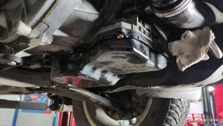 Устанавливаем новый фильтр и поддон АКПП на свои места. Момент затяжки болтов фильтра 11 Nm, болтов поддона 7 Nm. Если болт коррозийный, его необходимо заменить.