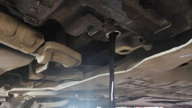 Сливается остатки старого масла. Всего примерно 3,5 литра. Полный заправочный объем – 7,5 литра. Остальное масло остается в гидротрансформаторе.