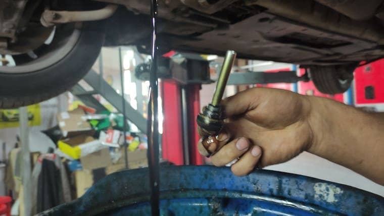 На коробках семейства TF-80 сливная пробка комбинированная. Она же является и уровневой (имеет в конструкции переливную трубку и уровневую заглушку).