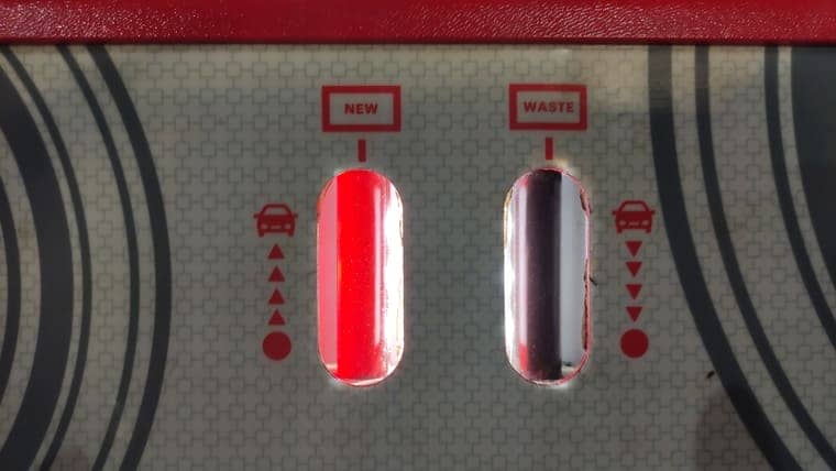 После слива масла из картера коробки, закручиваем сливную пробку. Заправляем установкой новое масло в картер АКПП в объеме, равном слитому.