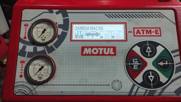 Устанавливаем программу замены масла в АКПП и запускаем двигатель автомобиля. Начинается процесс замещения старого масла новым.