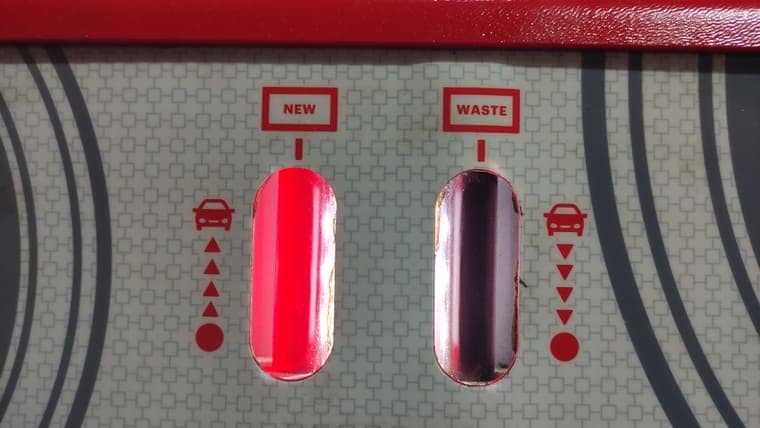 Постепенно масло на выходе из АКПП светлеет. Идет промывка контуров коробки.