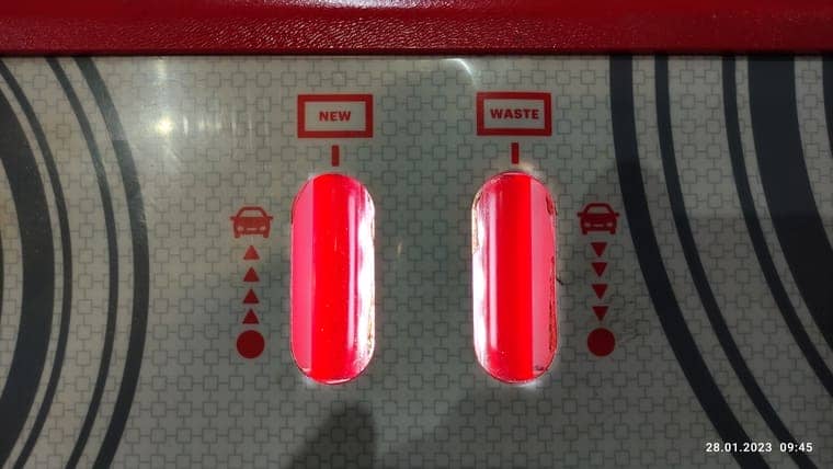 Цвет масла сравнялся. Потребовалось 12 литров трансмиссионной жидкости. Очень часто на таких коробках требуется больший объём для хорошей замены.