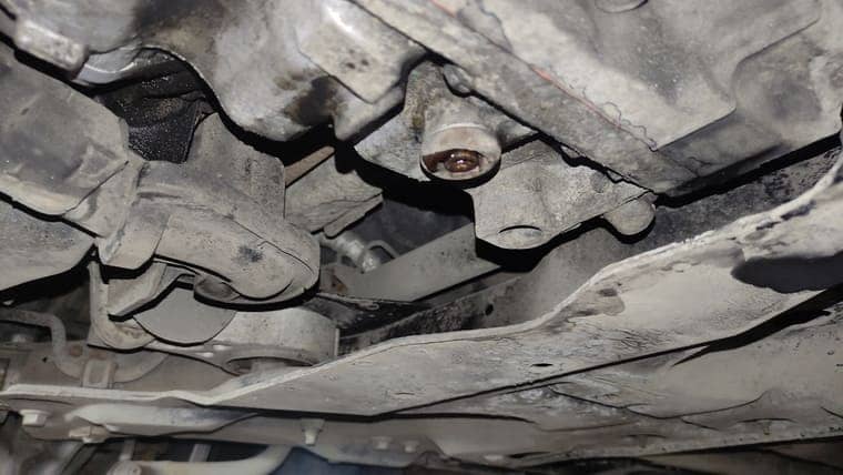 Устанавливаем уровневую заглушку и затягиваем её с моментом 8 Нм. Работы по замене масла завершены.