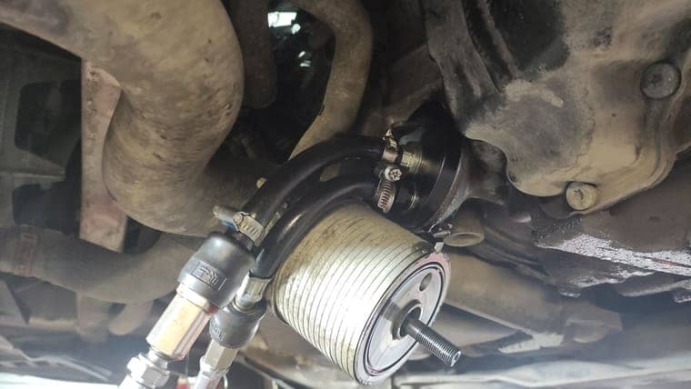 Устанавливаем специальный переходник и подключаем патрубки установки.