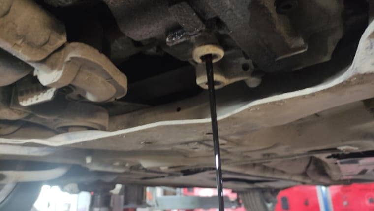 Сливаем часть старого масла из картера АКПП.