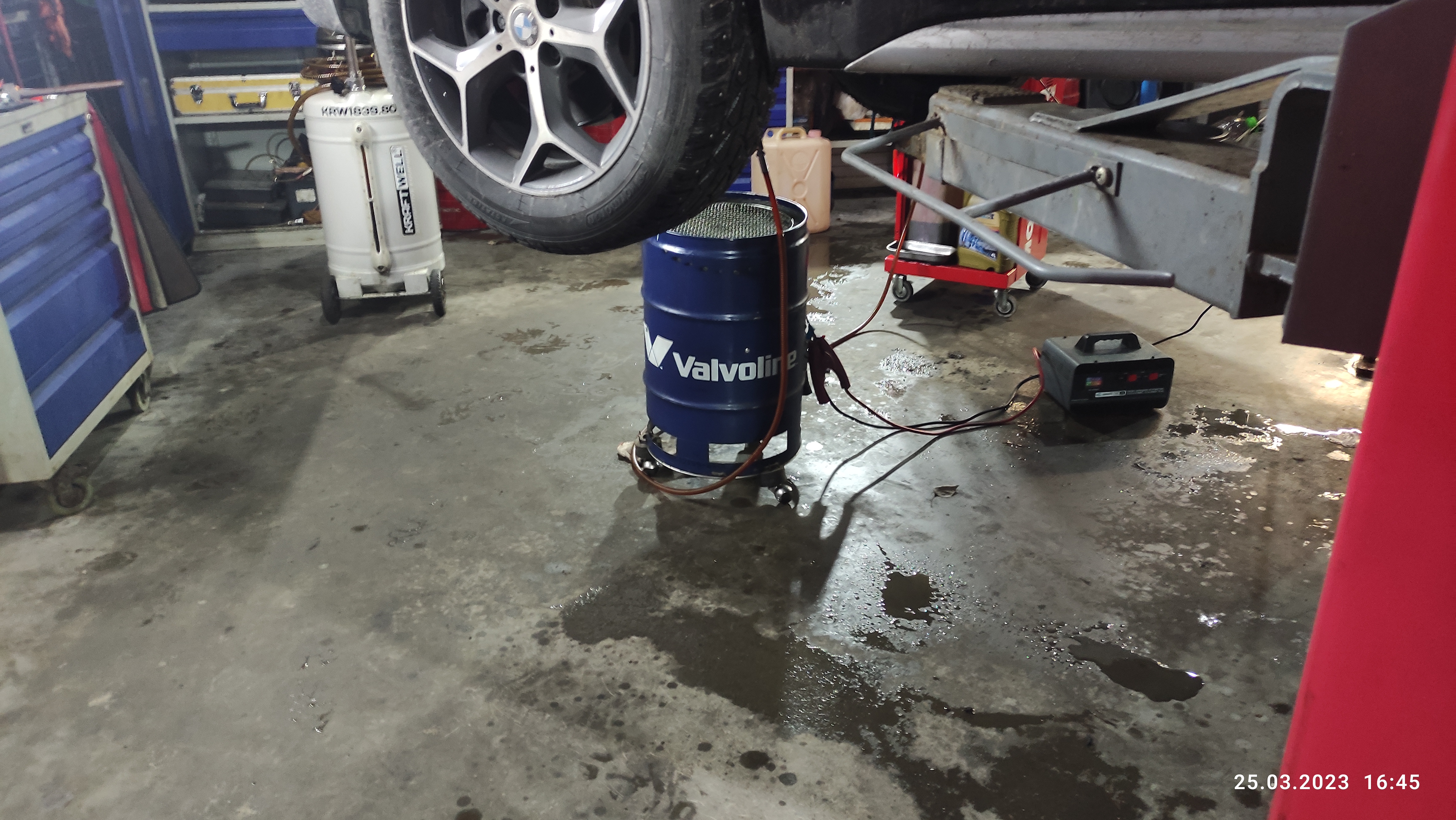 Устанавливаем под трансмиссию вентилятор для более быстрого охлаждения. Это сэкономит время.