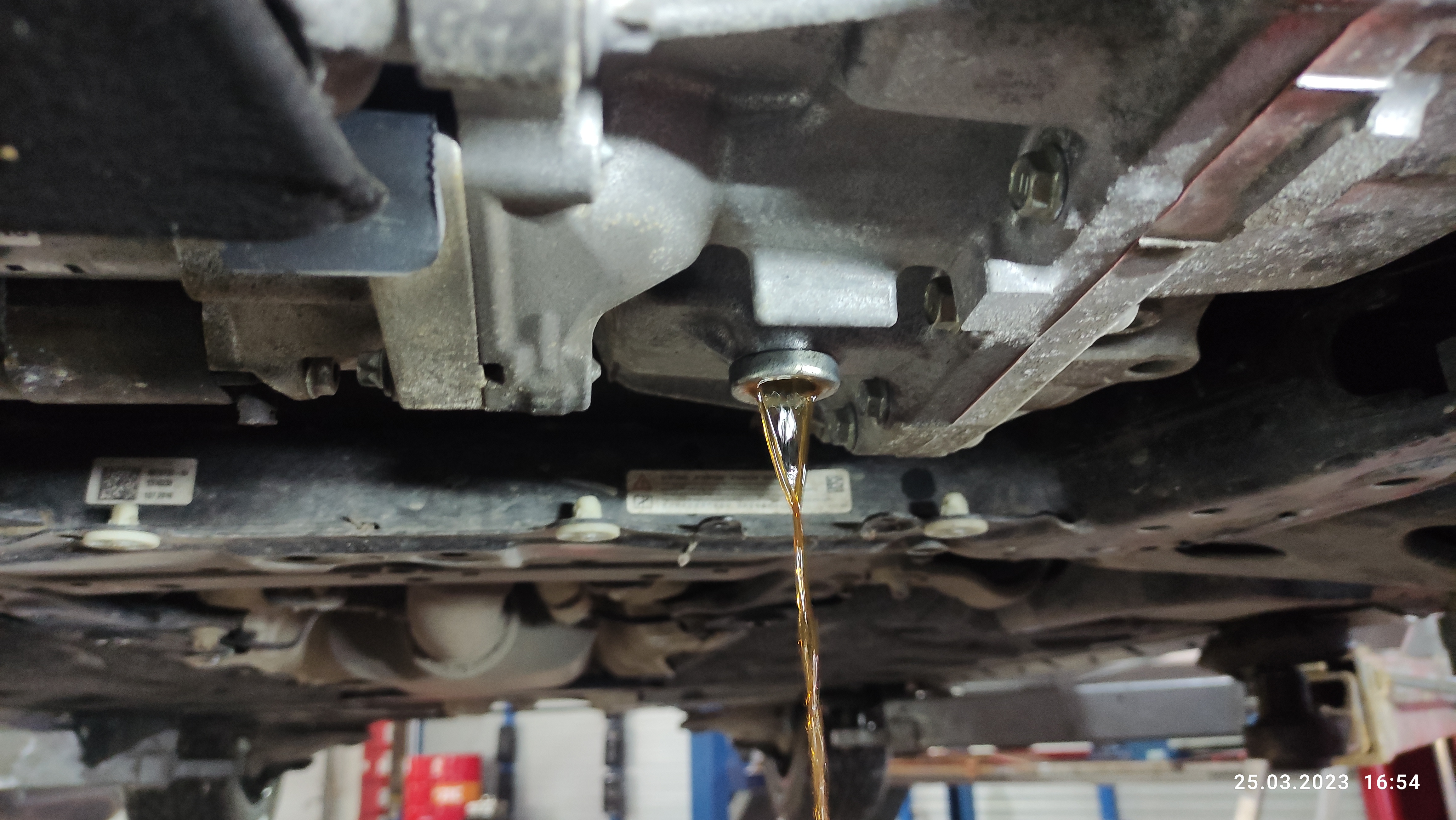 При температуре трансмиссионного масла 35 градусов запускаем двигатель автомобиля, переключаем селектор АКПП по всем передачам, задерживаемся на каждой 1,5 – 2 секунды. Переводим селектор в положение P и выкручиваем контрольную пробку. Излишки масла вытекают.