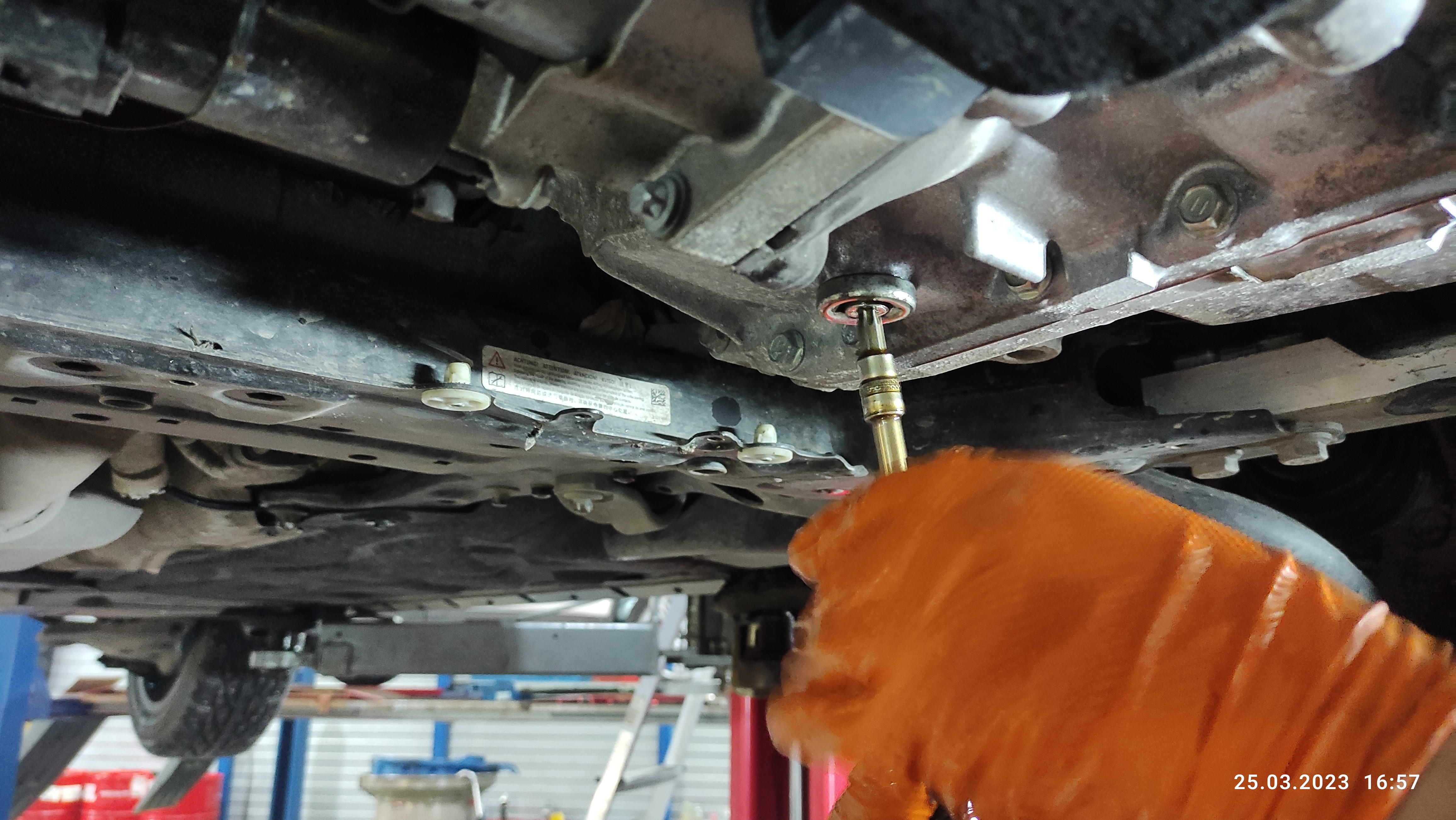 Закручиваем контрольную пробку. Проверяем герметичность соединений. Убираем “следы присутствия механика” (смываем подтеки масла в районе подключения установки и сливной пробки). Работы по замене масла в АКПП завершены.