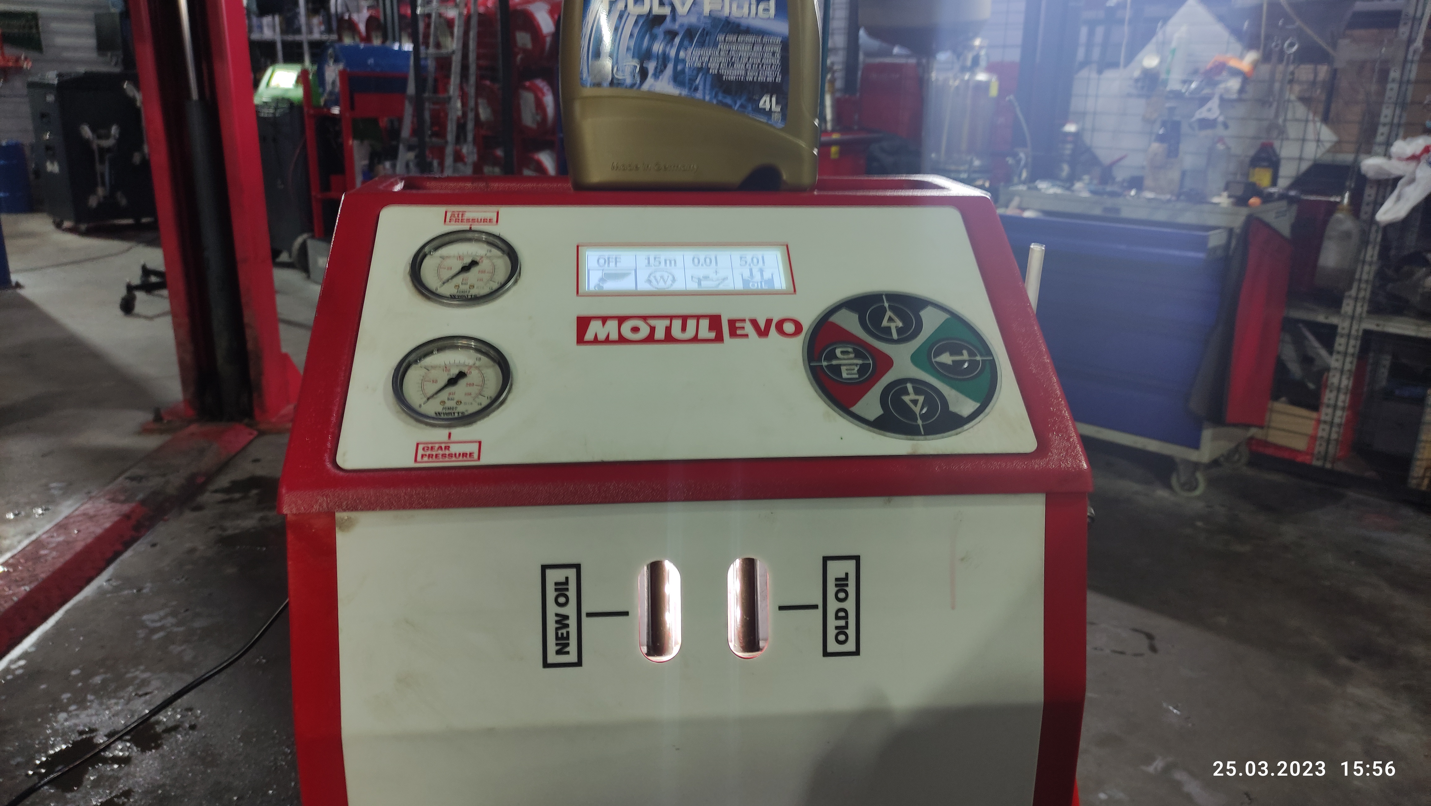 Масло темное. По нашему мнению, трансмиссии не хватает охлаждения и масло быстрее окисляется и темнеет, окрашивается продуктами окисления.