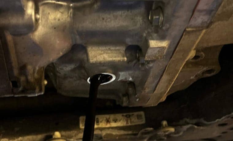 С картера АКПП сливается около 3,5 литров масла. Большая часть старой жидкости остается в гидротрансформаторе и в скрытых полостях коробки. Но аппаратная замена поможет нам “достать” эти остатки отработанного масла.