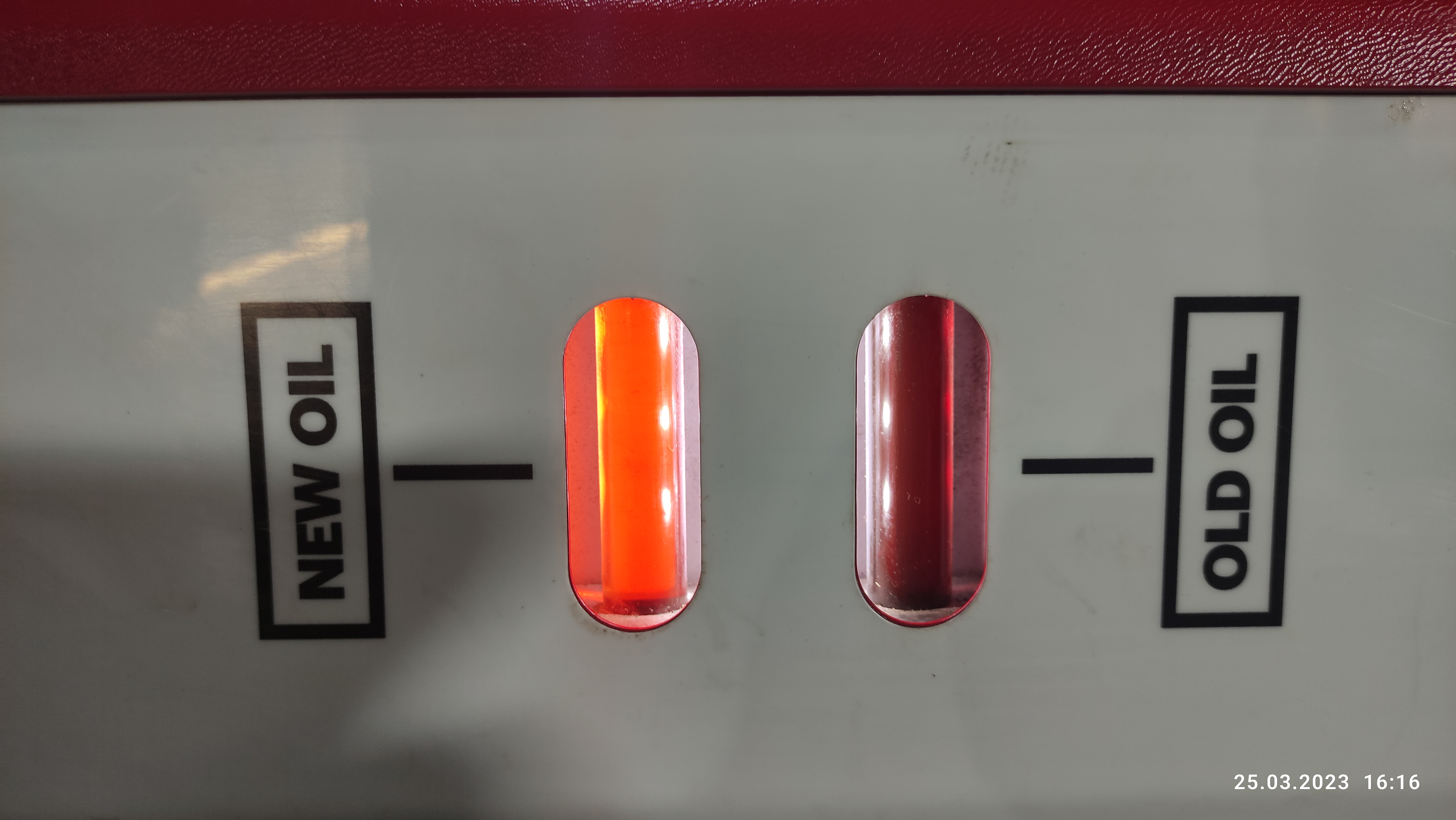 В картер АКПП заправляем 3,5 литра нового масла (сколько слили старого масла). Запускаем двигатель автомобиля. Старое масло удаляется, а новое автоматически подается установкой.